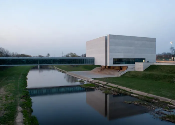 Rest In The Center Spot Daire